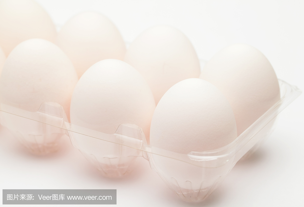 塑料容器中的白鸡蛋